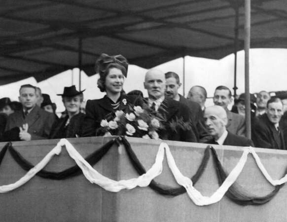 Elizabeth II baptise le pétrolier "British Princess", à Sunderland, en avril 1946.