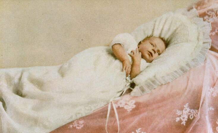 Portrait d'Elizabeth II quelques semaines après sa naissance en 1926.