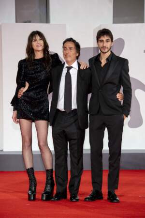Charlotte Gainsbourg avec son mari Yvan Attal et leur fils Ben Attal, le 9 septembre 2021, à Venise.