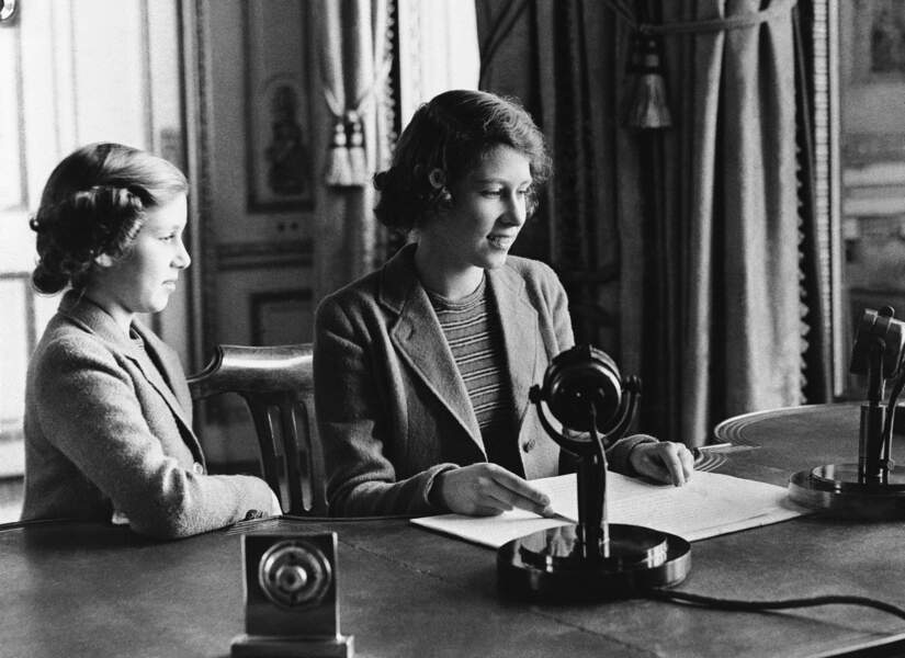 Elizabeth II, alors héritière du trône britannique, prononce son premier discours sur la BBC, en pleine Seconde Guerre mondiale, depuis le château de Windsor, le 14 octobre 1940.