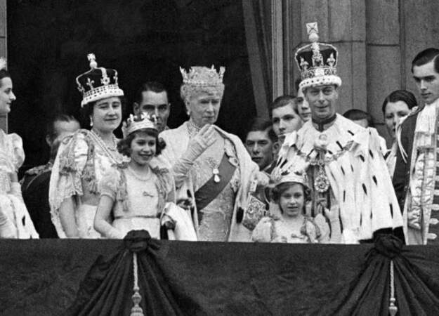 Elizabeth II tout sourire au balcon du palais de Buckingham, le jour du couronnement de son père, le roi Georges VI, à Londres, le 12 mai 1937.
