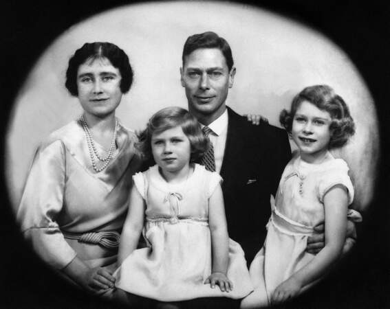 Elizabeth II en famille, avec ses parents et sa soeur Margaret, dans les années 1930. 