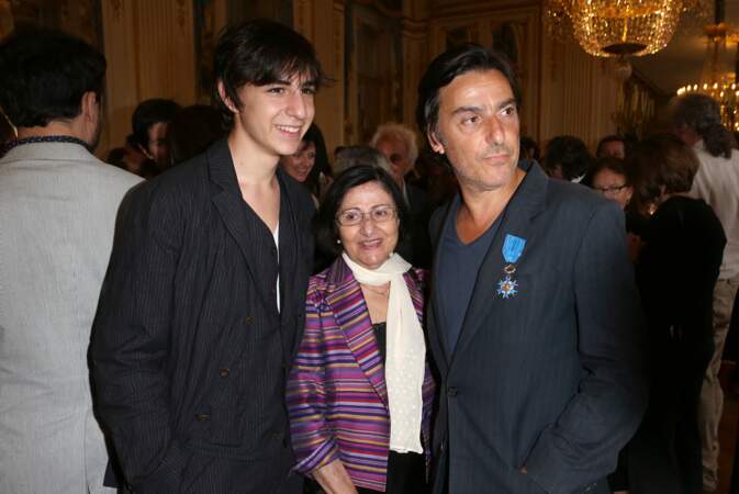 Yvan Attal, son fils Ben et sa mère, au ministère de la culture à Paris le 19 juin 2013. 