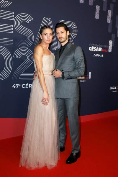 Pierre Niney et sa compagne Natasha Andrews aux César 2022, le 25 février 2022