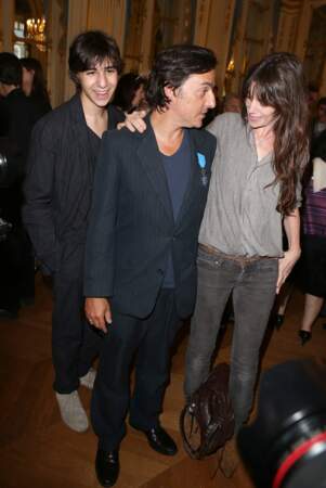 Yvan Attal, Charlotte Gainsbourh et leur fils Ben, à Paris le 19 juin 2013. 