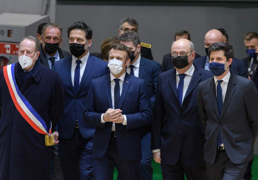 Emmanuel Macron entouré d’hommes politiques au Salon de l’agriculture