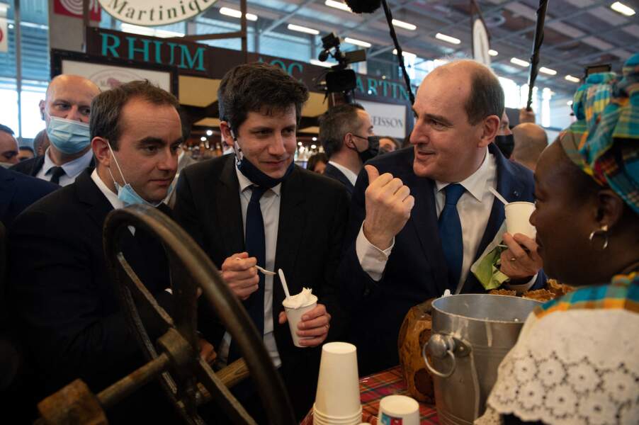 Le Premier ministre, ici avec Julien Denormandie, a déambulé dans les allées du parc des expositions de la Porte de Versailles, à Paris, où se tient annuellement l'événement agricole. 