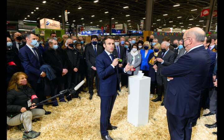 Emmanuel Macron commence son discours face à Jean-Luc Poulain et le public