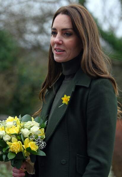 Le brushing parfait et la mise en beauté naturelle, Kate Middleton rayonnait pour sa visite du centre communautaire de Blaenavon, au Pays de Galles, le 1er mars 2022.