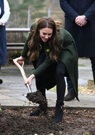 Kate Middleton n'a pas hésité à retrousser ses manches pour planter un arbre dans la ville de Blaenavon au Pays de Galles, le 1er mars 2022.