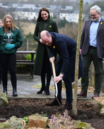 Le duc et la duchesse de Cambrige ont planté un arbre lors de leur déplacement dans la ville de Blaenavon au Pays de Galles, le 1er mars 2022.