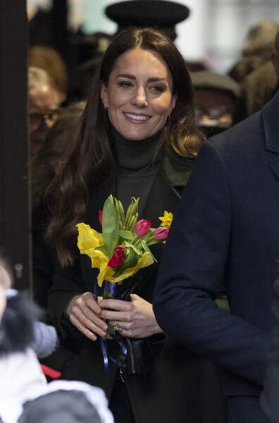 Kate Middleton rayonnante lors de la visite du marché de Abergavenny Market au Pays de Galles, le 1er mars 2022.