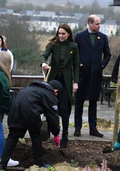 Toujours prête à donner de sa personne, Kate Middleton a souhaité participer à la plantation d'un arbre dans le centre communautaire de Blaenavon, au Pays de Galles, le 1er mars 2022.