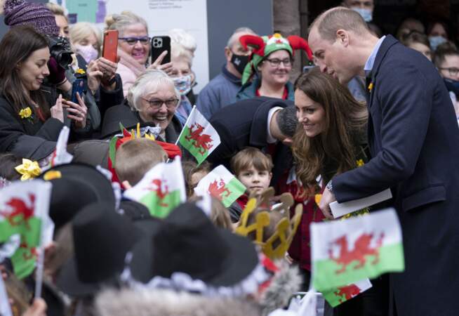 Sous les drapeaux du Pays de Galles, le prince William et son épouse Kate Middleton ont pris le temps de saluer la foule, le 1er mars 2022.