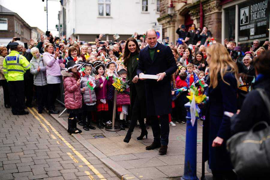 Après leur visite du marché d'Abergavenny, Kate et William ont pris le temps d'échanger avec les habitants de cette petite ville du Pays de Galles, le 1er mars 2022.