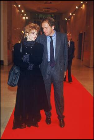 Mylène Farmer en 1986 : avec un chignon roux aux côtés de Patrick Poivre d'Arvor
