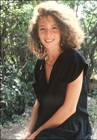 Mylène Farmer en 1985 avec un carré bouclé coiffé en side-hair