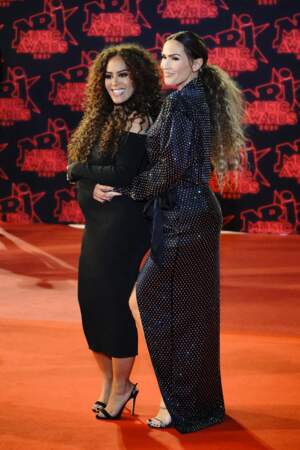 Amel Bent, enceinte, dans une élégante robe noire et son amie Vitaa, qui a annoncé être enceinte quelques jours plus tard, ici le 20 novembre 2021 au NRJ Music Awards