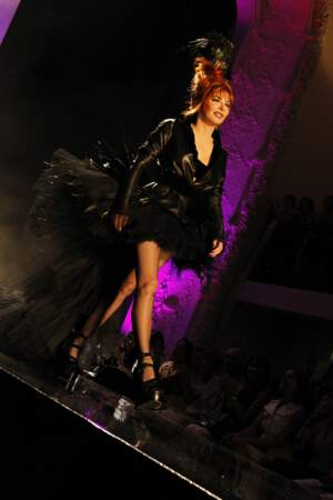 Mylène Farmer en 2011 : elle défile pour Jean-Paul Gaultier avec un chignon extraordinaire et accessoirisé