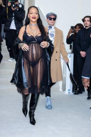 Rihanna enceinte de son premier enfant, dans une tenue des plus déshabillées, à la sortie du défilé de mode automne-hiver 2022 de Dior, le 1er mars 2022