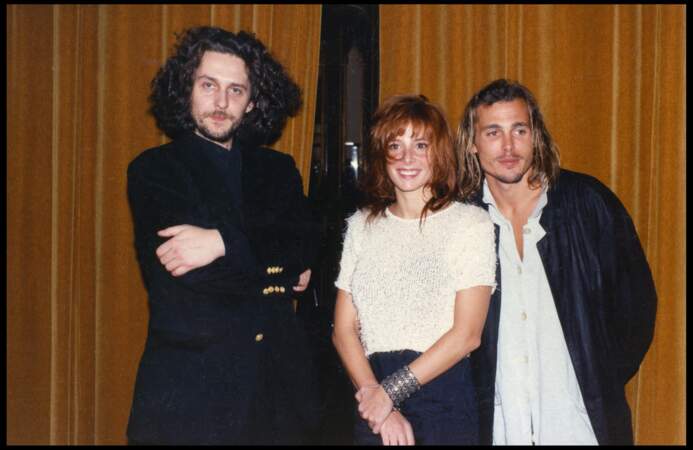 Mylène Farmer en 1994 avec les cheveux lisses et un carré un flou (ici avec Laurent Boutonnat et Jeff Dahlgren).
