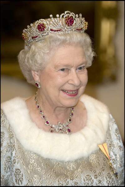 La reine Elizabeth et son collier en rubis en 2008