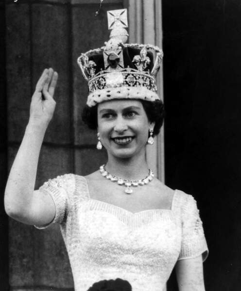 Elizabeth II et son collier du couronnement, porté le jour de son sacre en 1953