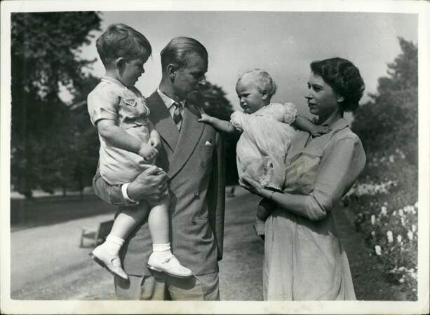 Elizabeth II, le prince Philip, posent avec leurs enfants, le prince Charles et la princesse Anne, à Londres, en 1951.