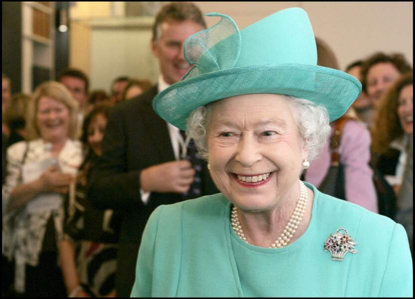 La reine Elizabeth II arborant la broche "The Flower Basket" en 2008