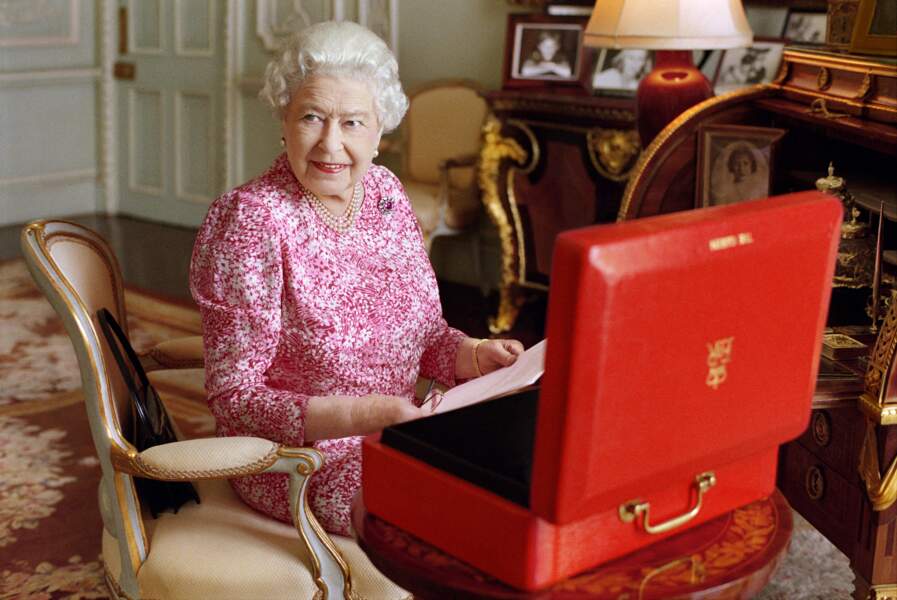 La reine Elizabeth II et son fameux collier de perles à trois rangs, en 2015 à Londres