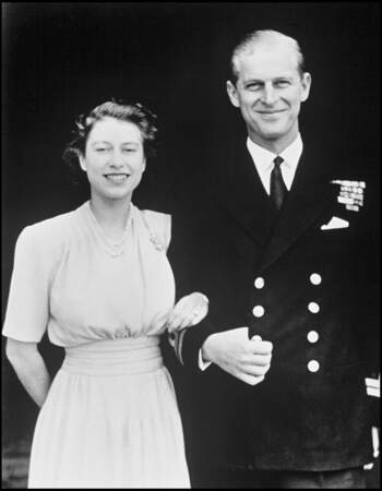 La princesse Elizabeth et Philip, le jour de l'annonce de leurs fiançailles, à Buckingham Palace, le 10 juillet 1947.