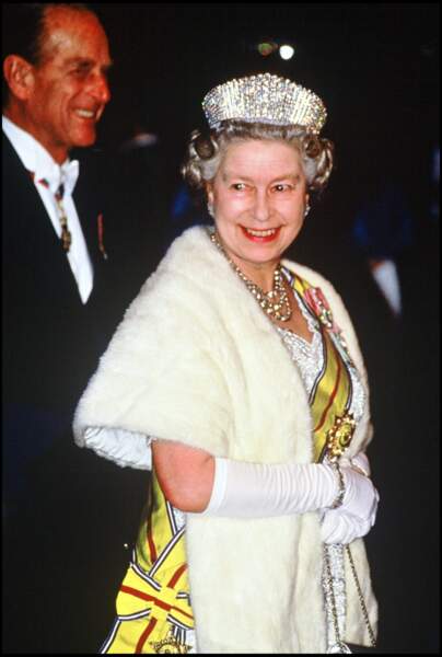 La reine Elizabeth II, coiffée de la tiare kokochnik de la reine Alexandra, en 1993