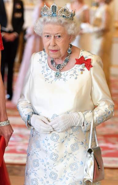 La reine Elizabeth II et sa parure en aigues-marines, en 2017