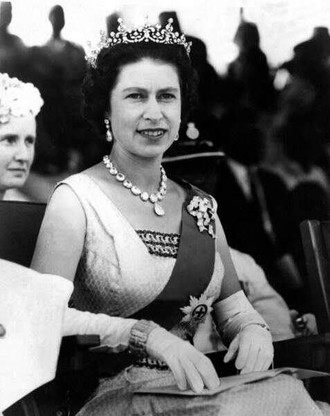 Elizabeth II parée du collier du couronnement en 1961 lors d'un voyage officiel