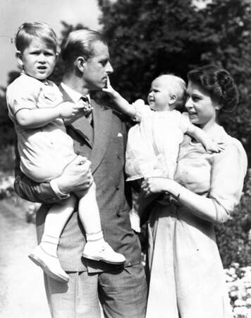 Elizabeth II, le prince Philip et leurs deux premiers enfants, le prince Charles et la princesse Anne, en 1951.