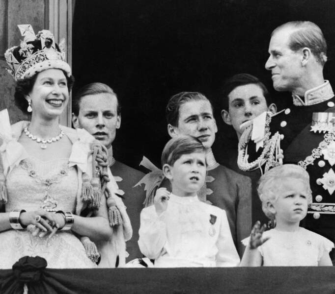 Elizabeth II tout sourire au côté du prince Philip, le jour de son couronnement, au balcon de Buckingham Palace, à Londres, le 2 juin 1953.