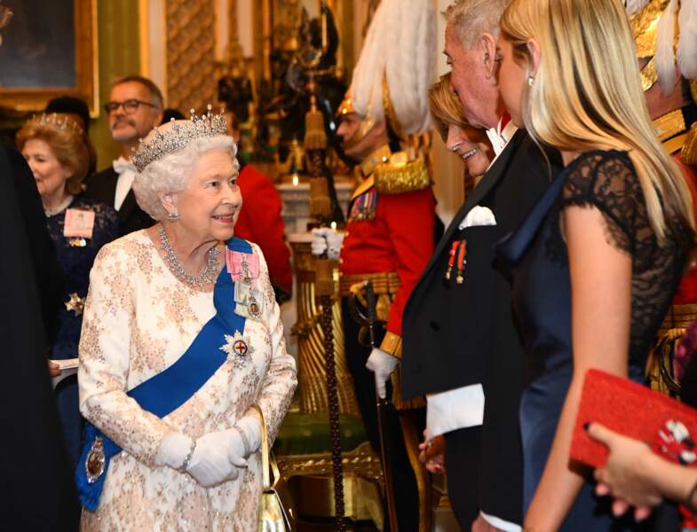 La reine Elizabeth II portant une paire de boucles d'oreilles dites "Queen Mary's Florets", en 2018