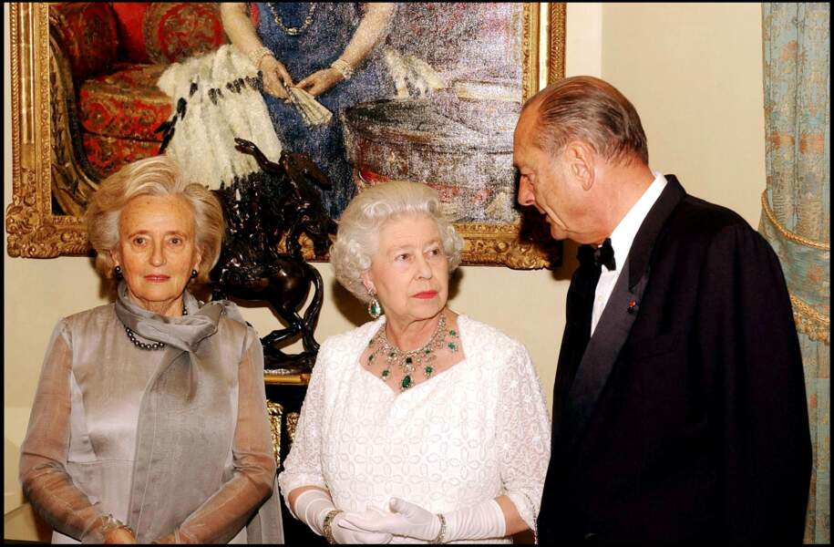 La reine Elizabeth II, portant le collier Godman, aux côtés de Bernadette et Jacques Chirac, en 2004