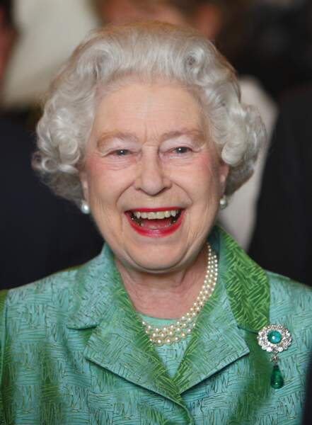 La reine Elizabeth II portant la broche "Round Cambridge Emerald" à Windsor en 2010