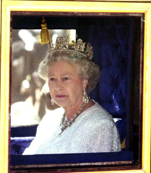 La reine Elizabeth II portant les boucles d'oreilles "Duchess of Gloucester's Pendant" en 2001