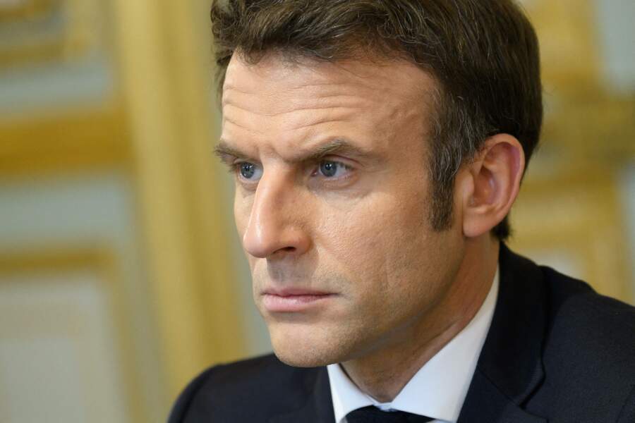 Emmanuel Macron, grave,  participant à une vidéoconférence des dirigeants du G7 sur l'Ukraine au Palais de l'Elysée, le 24 février 2022.