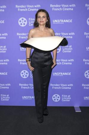 A 57 ans, Juliette Binoche affiche toujours un look ultra pointu comme cette tenue Schiaparelli