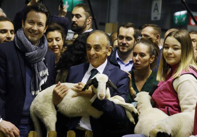 Guillaume Peltier, Éric Zemmour et sa compagne Sarah Knafo ont visité le Salon international de l'agriculture le 4 mars 2022. 