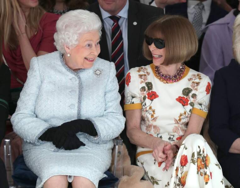 Elizabeth II portant ses célèbres boucles d'oreilles "Queen Mary's buttons", en 2018