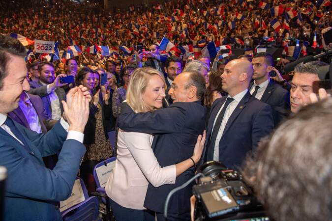 Eric Zemmour et Marion Maréchal qui s'enlacent, tout sourire, lors du meeting du candidat Reconquête ! à l'élection présidentielle, au Zénith de Toulon le 6 mars 2022.
