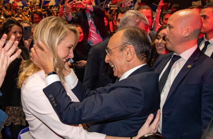 Eric Zemmour et Marion Maréchal souriants, à la fin du meeting du candidat à l'élection présidentielle, au Zénith de Toulon le 6 mars 2022.
