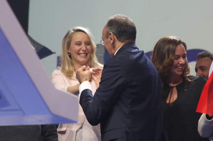 Eric Zemmour et Marion Maréchal  souriants durant le meeting du candidat, au Zénith de Toulon le 6 mars 2022.