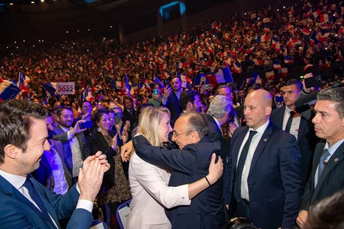 Eric Zemmour et Marion Maréchal s'enlacent, tout sourire, lors du meeting du candidat Reconquête ! à l'élection présidentielle, au Zénith de Toulon le 6 mars 2022.
