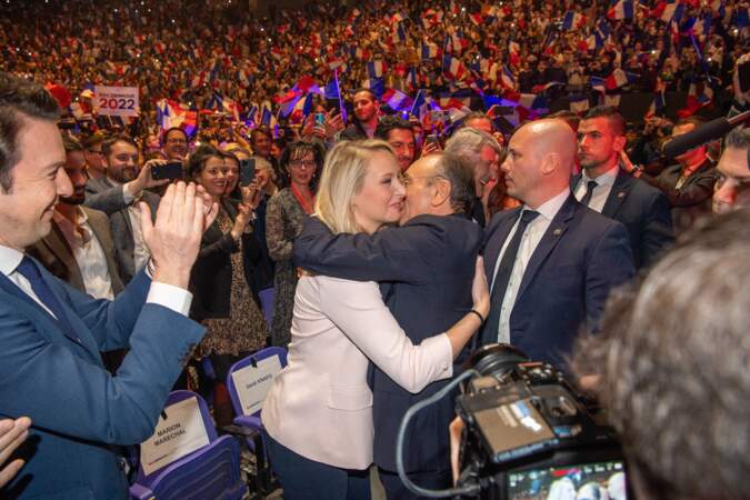 Eric Zemmour et Marion Maréchal qui s'enlacent, lors du meeting du candidat Reconquête ! à l'élection présidentielle, au Zénith de Toulon le 6 mars 2022.
