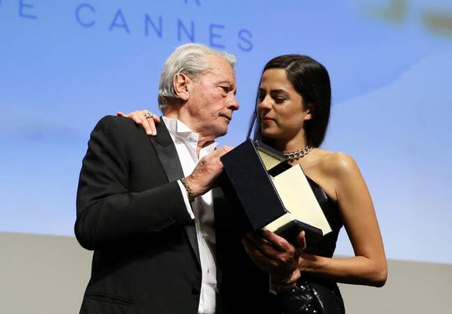 Anouchka Delon et son père lors de la remise de la Palme d'Honneur à Alain Delon, durant le72ème Festival International du Film de Cannes, en mai 2019.